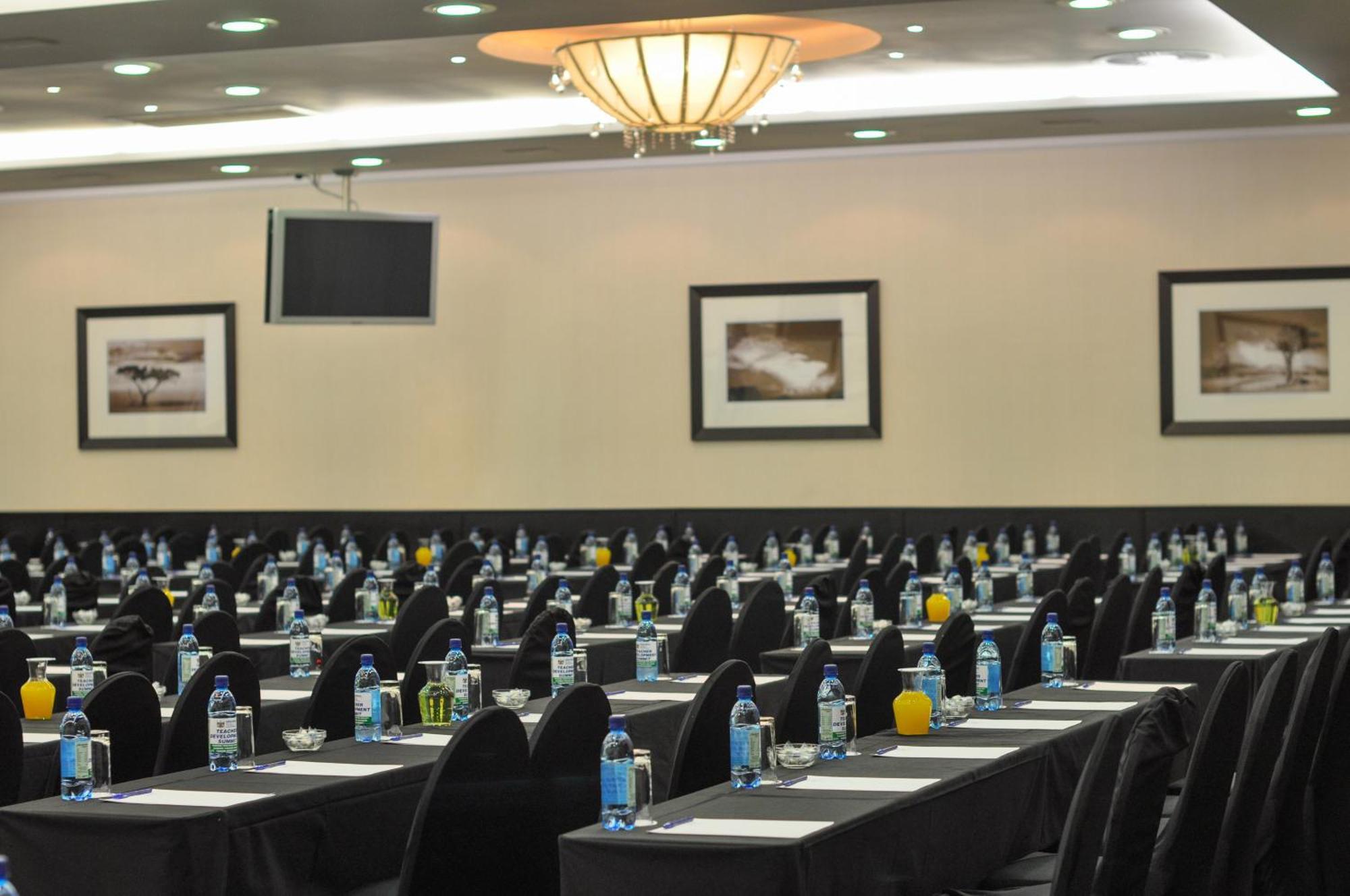 Safari Hotel & Convention Centre Рюстенбург Экстерьер фото
