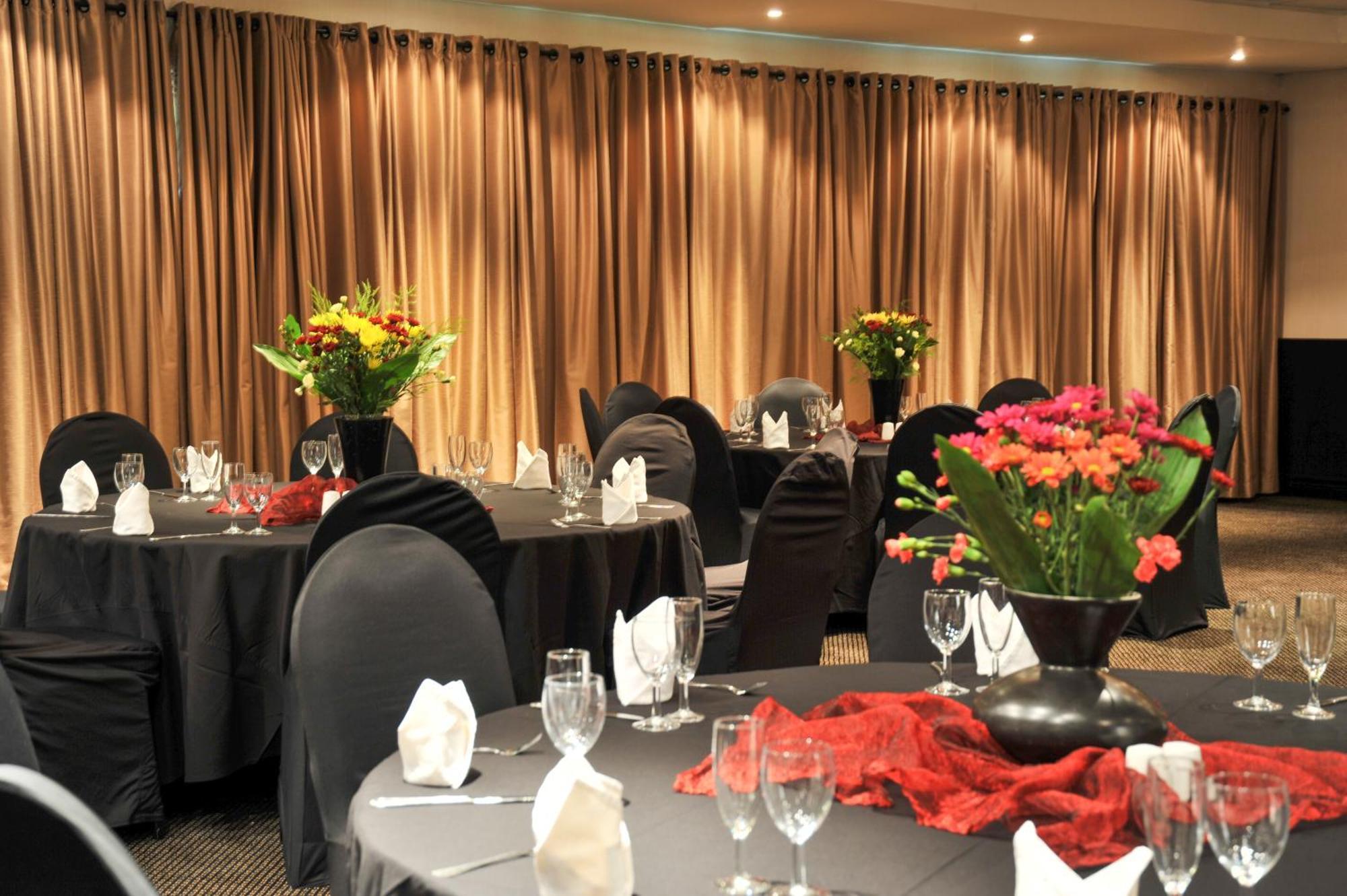 Safari Hotel & Convention Centre Рюстенбург Экстерьер фото